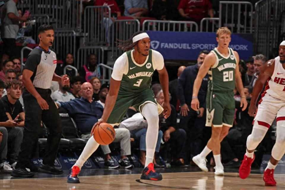 乐鱼体育-赛地聚焦——NBA季后赛赛后热度飙升；密尔沃基雄鹿复出首秀；管理层满意；训练强度明显提升的简单介绍